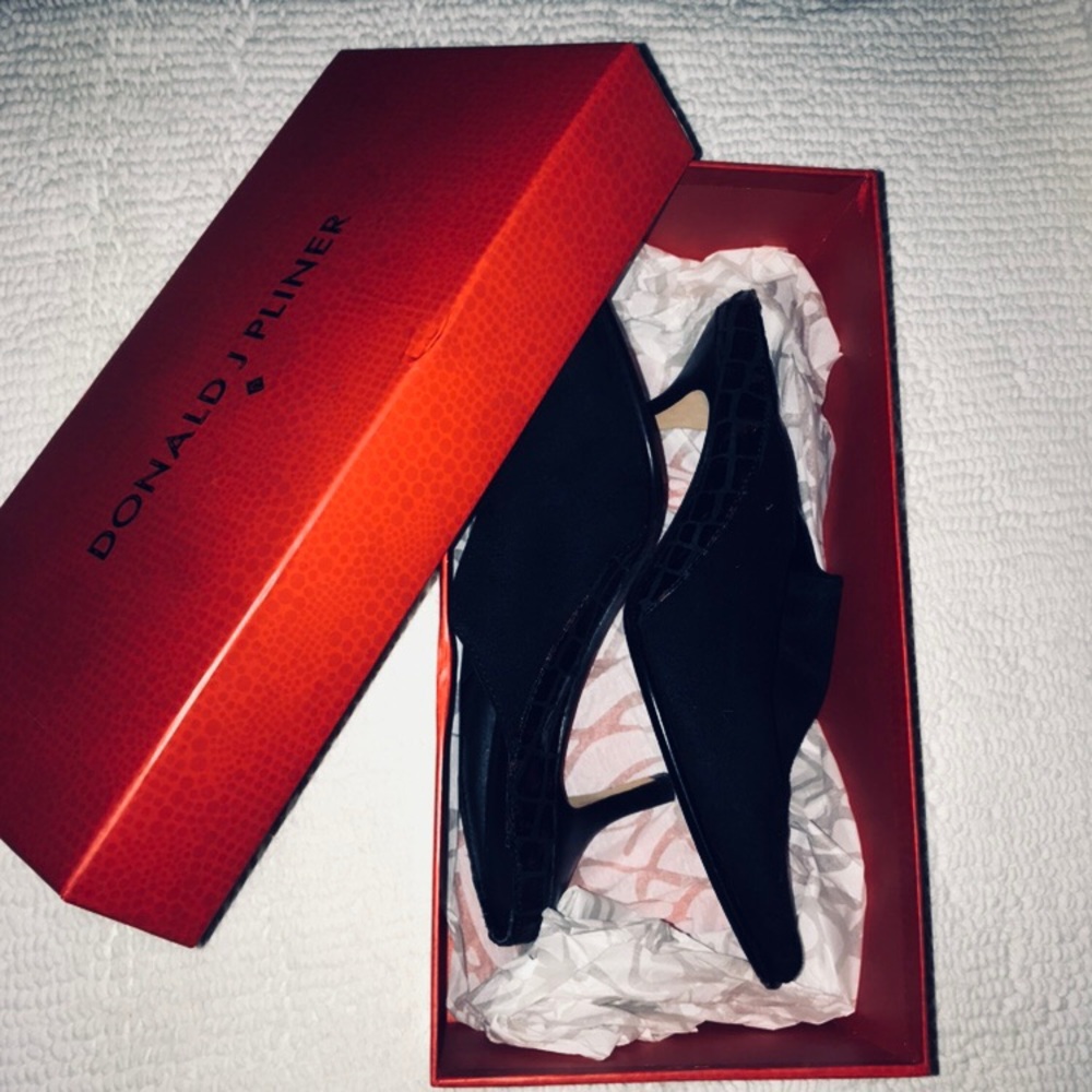 Donald J Pliner cuffed small heels